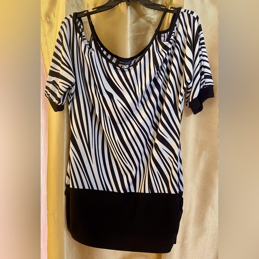 Size XL. Polyester. Spandex.